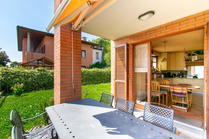 ELEGANTE VILLA UNIFAMILIARE CON AMPIO GIARDINO E TERRAZZE PANORAMICHE (2)