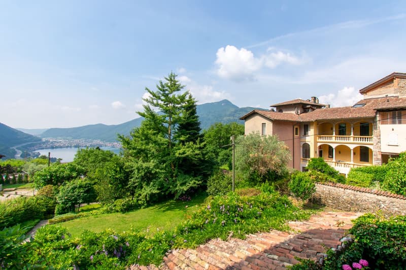 Eigenschaft mit Charme und großem Garten und Seeblick (11)
