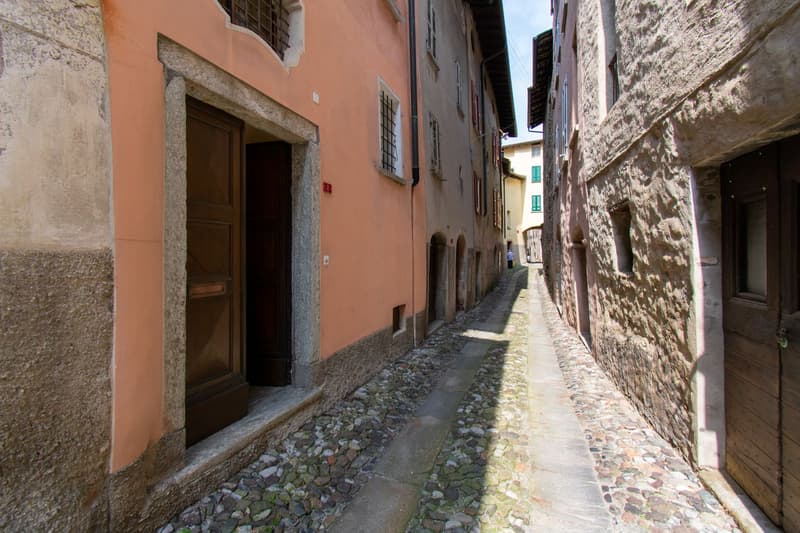 PROPRIETÀ DI CHARME CON AMPIO GIARDINO E VISTA LAGO (13)