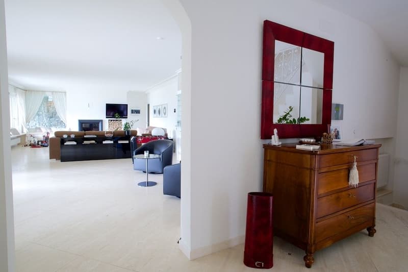 Fascinating Villa with Indoor Pool and Unparalleled Lake View (9)