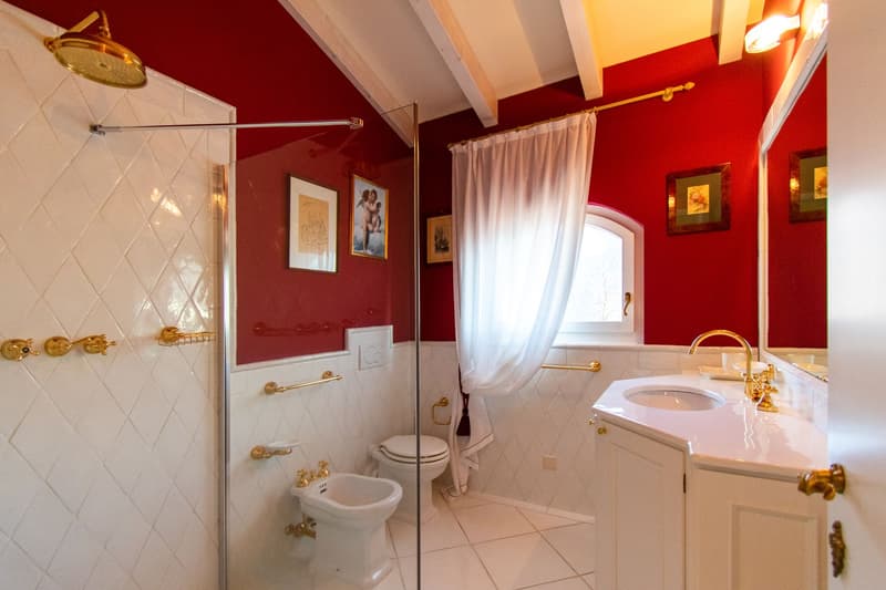 LUSSUOSA VILLA CON PISCINA E STUPENDA VISTA LAGO (11)