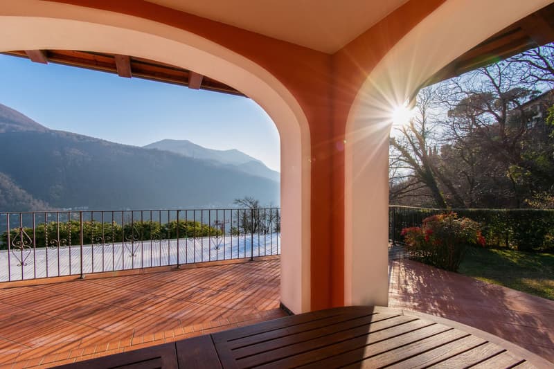 LUSSUOSA VILLA CON PISCINA E STUPENDA VISTA LAGO (16)