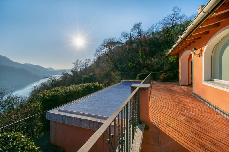 LUSSUOSA VILLA CON PISCINA E STUPENDA VISTA LAGO (1)