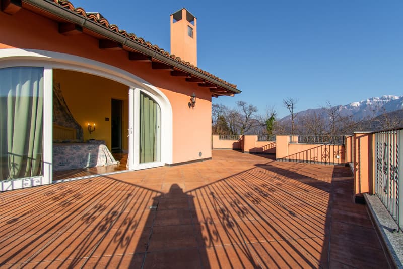 LUSSUOSA VILLA CON PISCINA E STUPENDA VISTA LAGO (14)