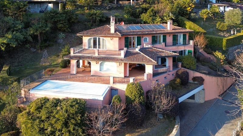 LUSSUOSA VILLA CON PISCINA E STUPENDA VISTA LAGO (18)