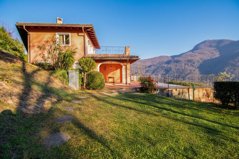 LUSSUOSA VILLA CON PISCINA E STUPENDA VISTA LAGO (17)