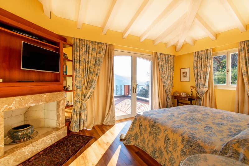 LUSSUOSA VILLA CON PISCINA E STUPENDA VISTA LAGO (12)