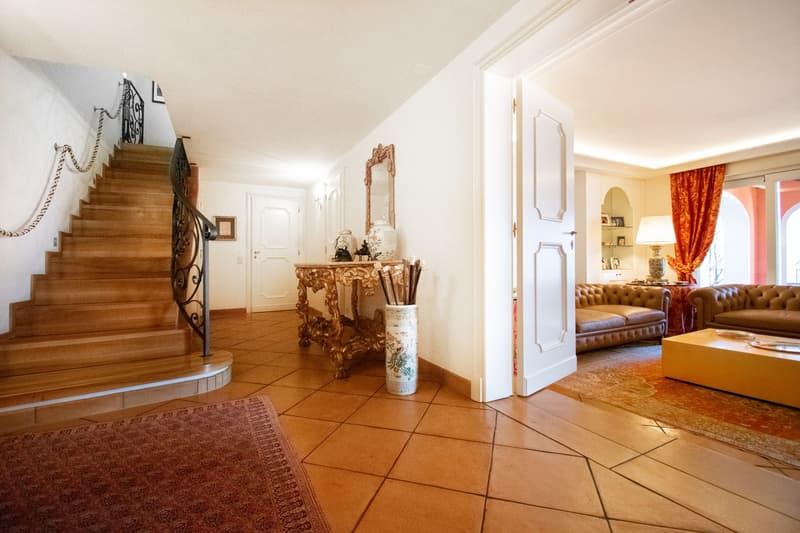 LUSSUOSA VILLA CON PISCINA E STUPENDA VISTA LAGO (6)