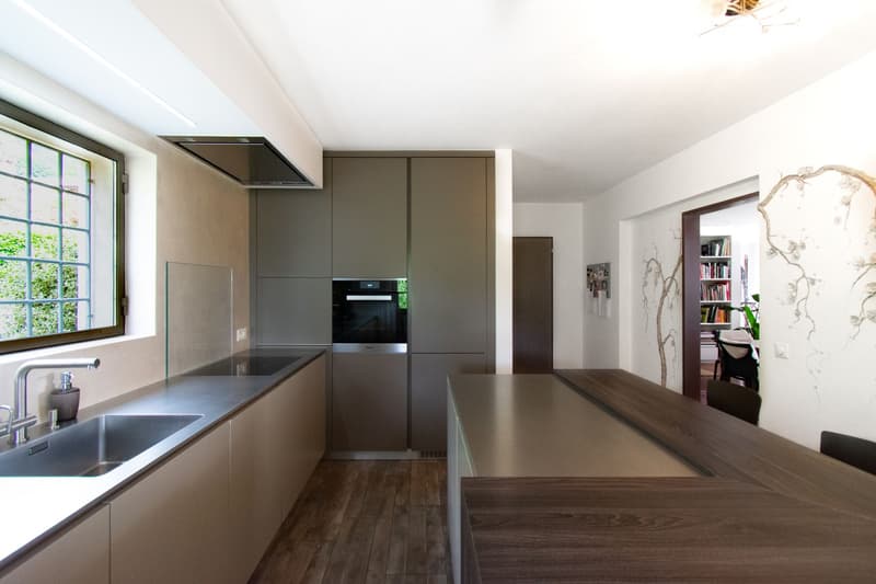 ESCLUSIVA VILLA CON SPAZIOSI GARAGE E POTENZIALE DI AMPLIAMENTO (7)