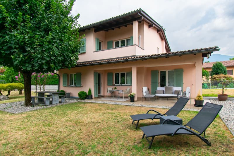 ESCLUSIVA VILLA CON SPAZIOSI GARAGE E POTENZIALE DI AMPLIAMENTO (1)