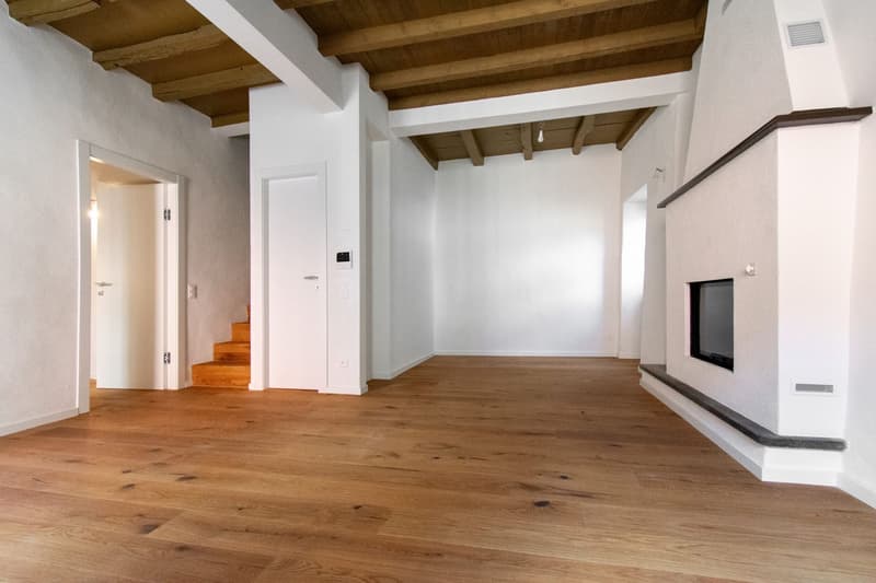 AFFASCINANTE CASA DI NUCLEO CON TRAVI A VISTA E CAMINO (2)