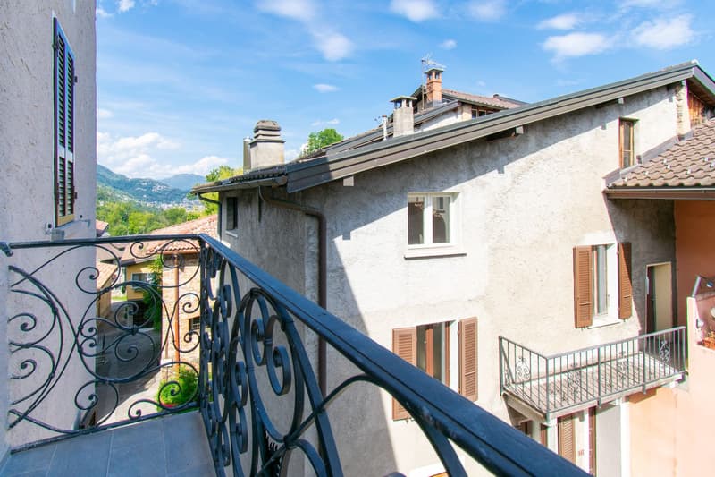 AFFASCINANTE CASA DI NUCLEO CON TRAVI A VISTA E CAMINO (13)