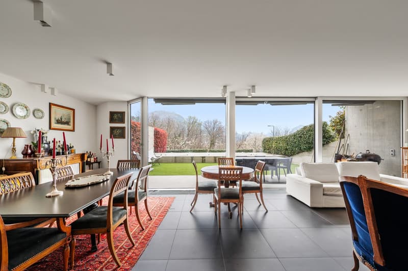 VILLA DI DESIGN IMMERSA NEL VERDE CON PISCINA E VISTA LAGO (4)