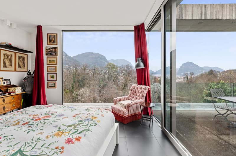 VILLA DI DESIGN IMMERSA NEL VERDE CON PISCINA E VISTA LAGO (10)
