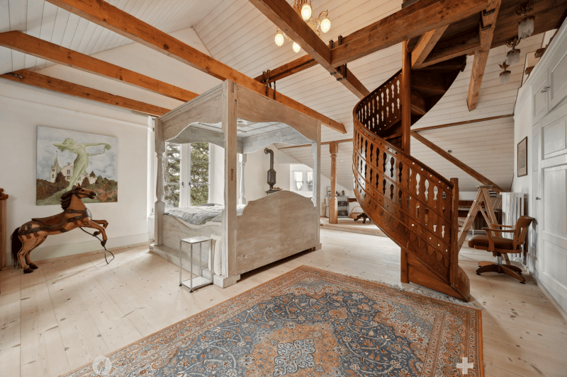 Schlafzimmer mit Galerie und Ausblick auf den Bielersee