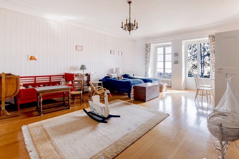 Helles Schlafzimmer mit Aussicht auf die Aare