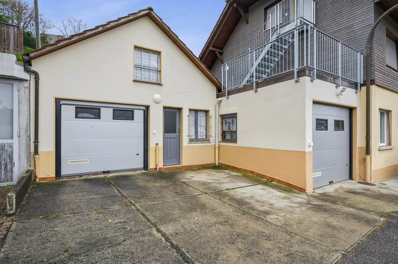 Vorplatz mit zwei Garagen und einem Aussenparkplatz