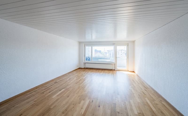 Helles Wohnzimmer mit Balkonzugang