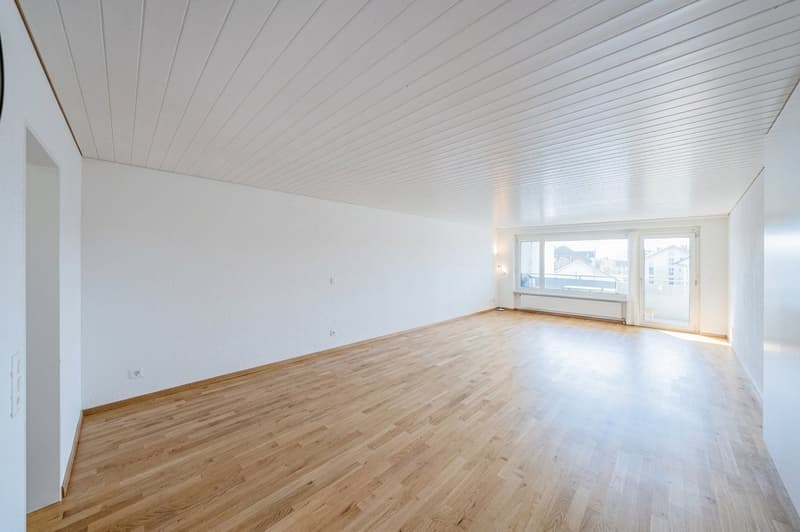 Helles Wohnzimmer mit Balkonzugang