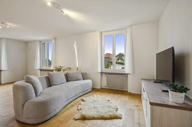 Wohnzimmer mit viel Lichteinfall