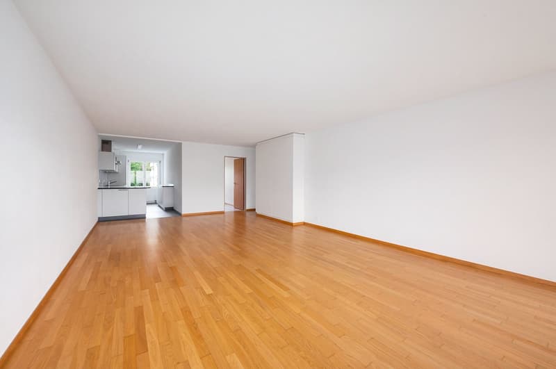 Wohnzimmer mit offener Küche