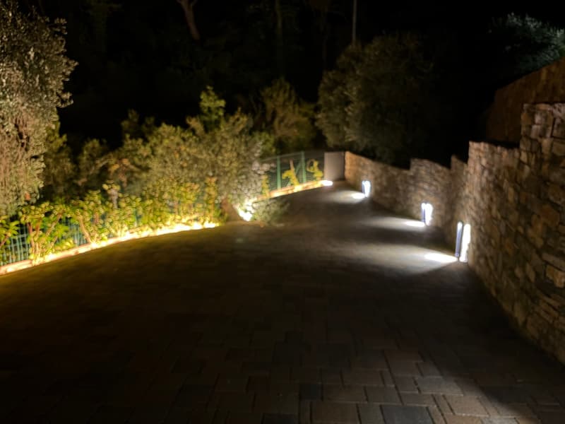 Villa contemporanea con piscina a sfioro e vista mare sulla Riviera ligure (45)