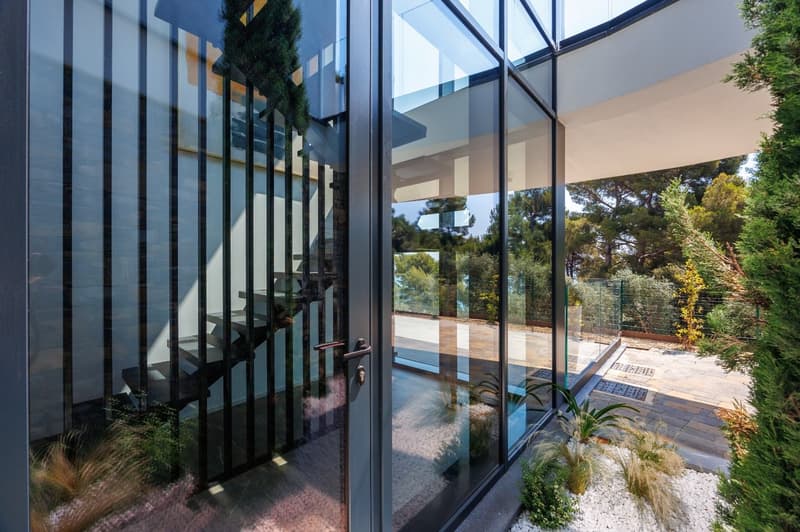 Villa contemporanea con piscina a sfioro e vista mare sulla Riviera ligure (33)