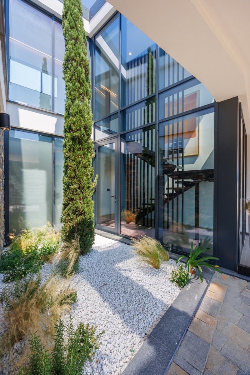 Villa contemporanea con piscina a sfioro e vista mare sulla Riviera ligure (34)
