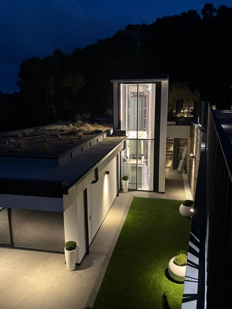 Villa contemporanea con piscina a sfioro e vista mare sulla Riviera ligure (30)