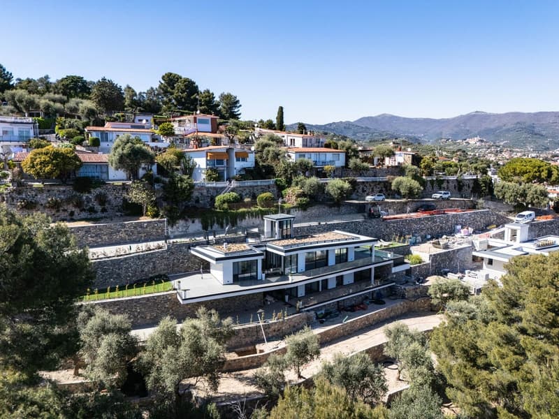 Villa contemporanea con piscina a sfioro e vista mare sulla Riviera ligure (27)