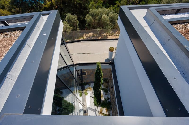 Villa contemporanea con piscina a sfioro e vista mare sulla Riviera ligure (41)