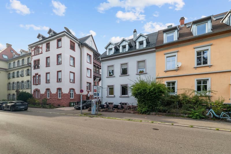 Vorderhaus mit Nachbarbebauung