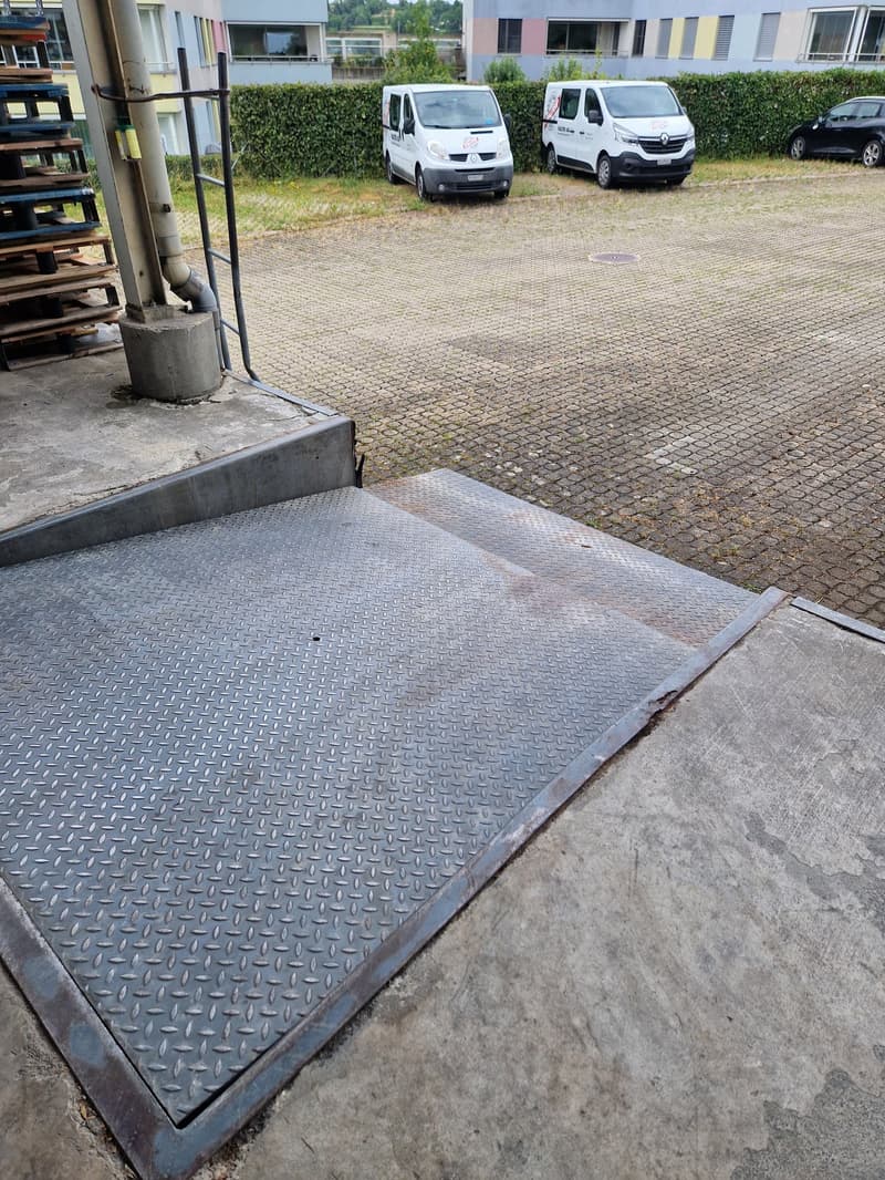 Befahrbare Gewerbehalle (765 m2) mit gedeckter Aussenfläche und vielen Parkplätzen (5)