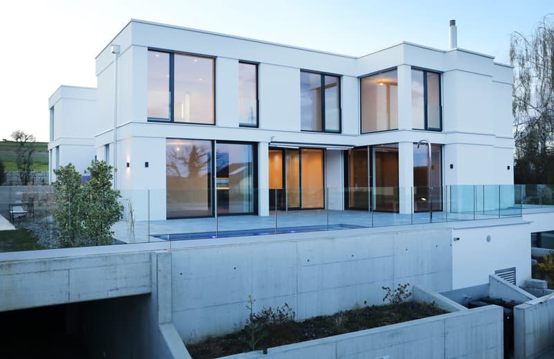 Oberwil Meilleure Situation : Villa Exclusives de 6 Pièces avec Piscine, Jardin & Appartement Indépendant (1)