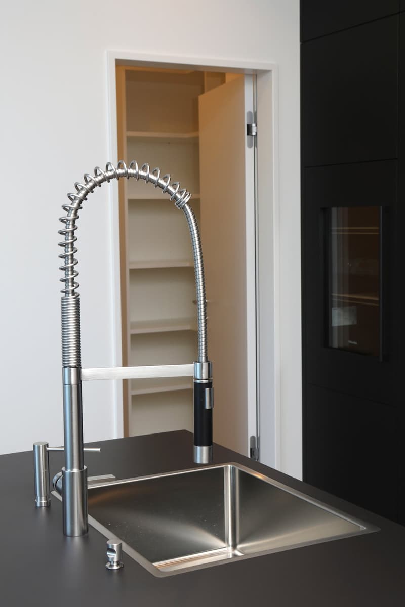 Oberwil Meilleure Situation : Villa Exclusives de 6 Pièces avec Piscine, Jardin & Appartement Indépendant (9)
