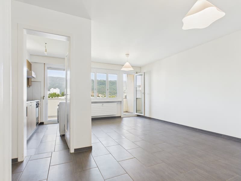 Appartement 3 pièces rénové avec vue panoramique à Biel (11)