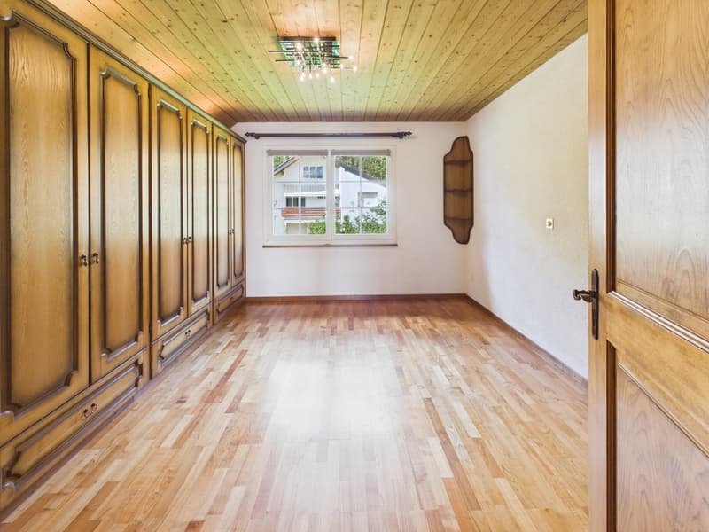 3,5 Zimmer Dachwohnung mit Bergsicht und Raumhöhe (8)