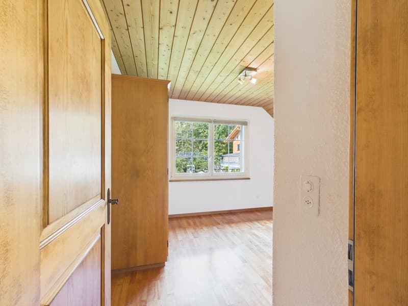 3,5 Zimmer Dachwohnung mit Bergsicht und Raumhöhe (9)