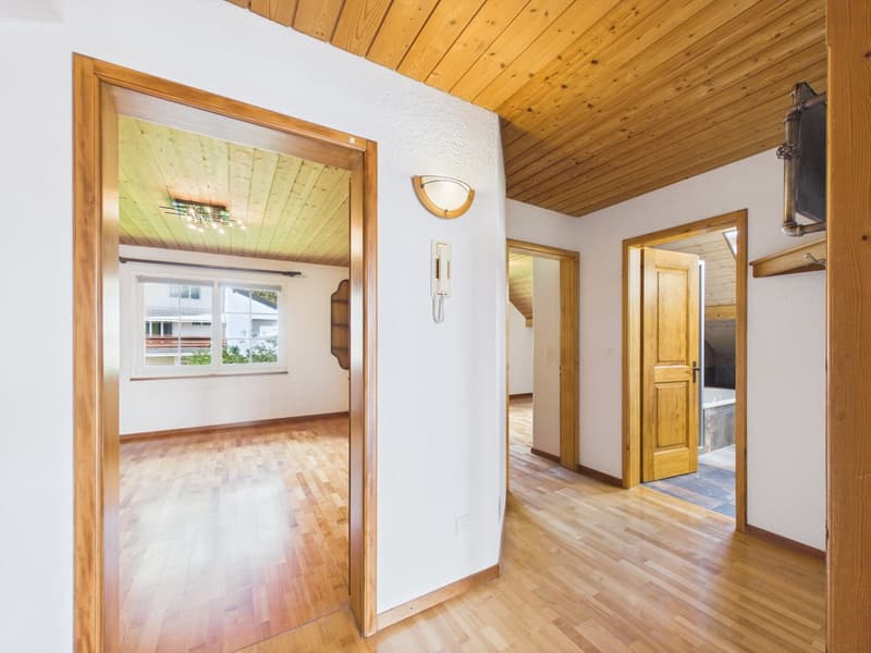 3,5 Zimmer Dachwohnung mit Bergsicht und Raumhöhe (7)