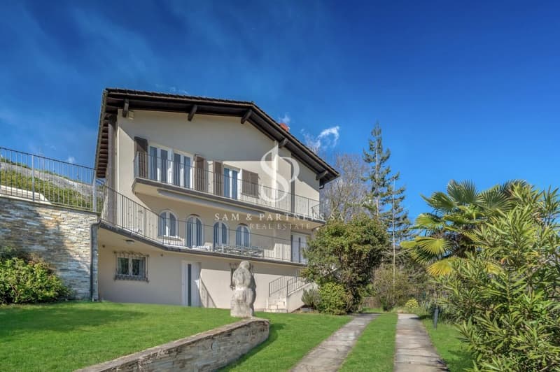 Moderna casa con piscina (5)