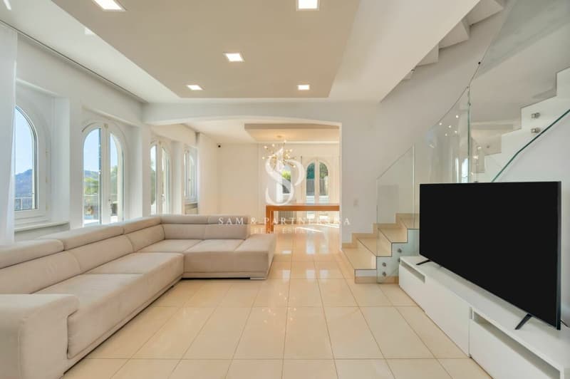 Moderna casa con piscina (6)