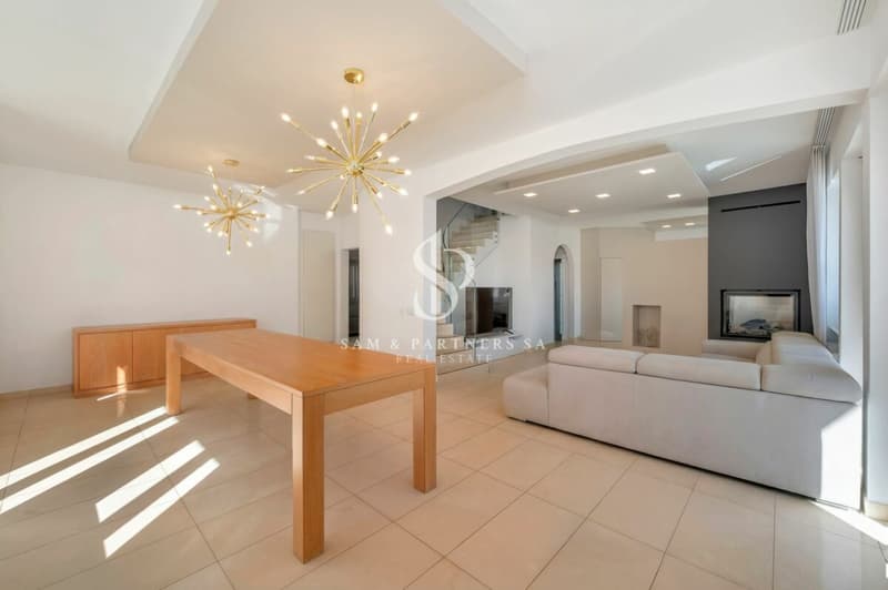 Moderna casa con piscina (9)