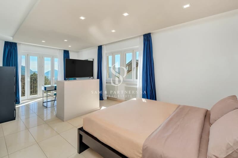 Moderna casa con piscina (13)