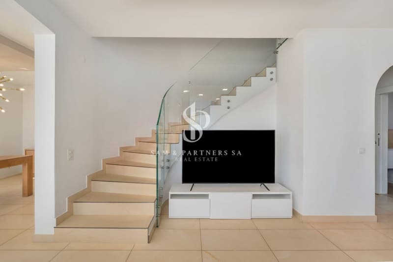 Moderna casa con piscina (7)