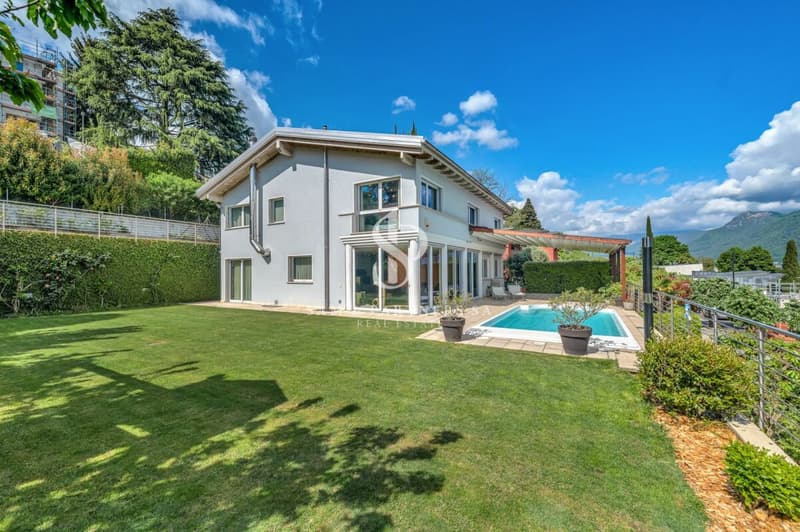 Villa with lake view and swimming pool (3)