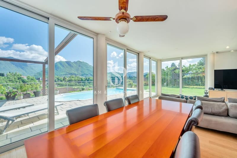 Villa with lake view and swimming pool (8)
