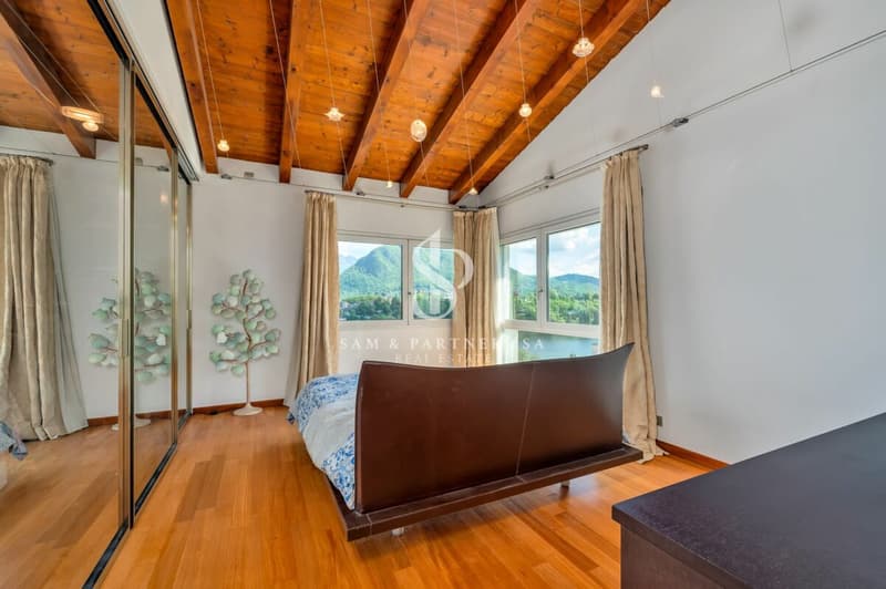 Villa with lake view and swimming pool (12)