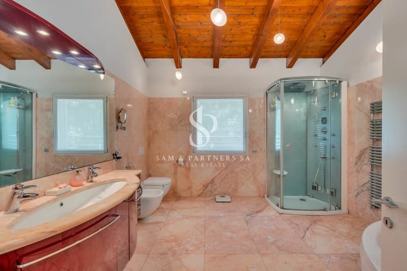 Villa with lake view and swimming pool (19)