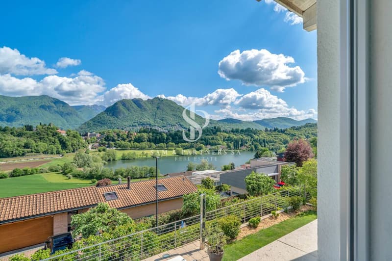 Villa with lake view and swimming pool (14)
