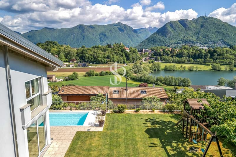 Villa with lake view and swimming pool (2)